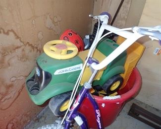 JOHN DEERE KIDS TRACTOR