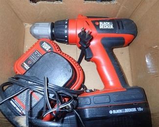 BLACK & DECKER DRILL