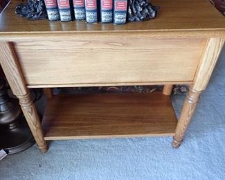 OAK SIDE TABLE