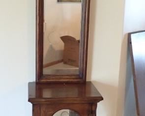 ENTRY MIRROR AND CURIO