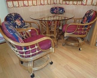 KITCHEN TABLE AND CHAIRS ON WHEELS / GLASS TOP 