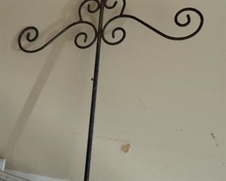 IRON GARDEN PLANT HOLDER