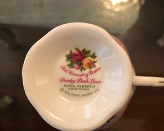 RARE 2002 OLD COUNTRY ROSES DUSKY PINK LACE ROYAL ALBERT TEA CUP &AMP; SAUCER
