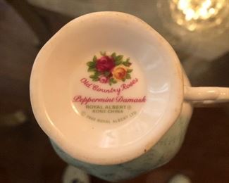 ROYAL ALBERT OLD COUNTRY ROSES PEPPERMINT DAMASK BONE CHINA TEA CUP &AMP; SAUCER