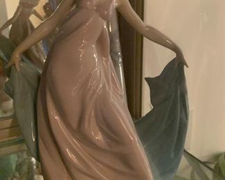 LLADRO SPRING DANCE FIGURINE BAREFOOT DANCING LADY WITH HAT AND DRESS # 5663
