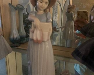1997 LLADRO YOUNG GIRL W/HAT HOLDING SHOES & SHOE BOXES~SHOPPING FIGURINE! 6487