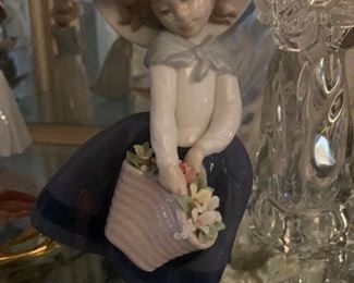 
LLADRO PORCELAIN FIGURINE #5222 "PRETTY PICKINGS" RETIRED