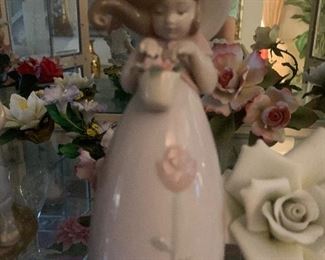 LLADRO PORCELAIN LITTLE ROSE # 8042 GIRL HAT HOLDING FLOWER BASKET