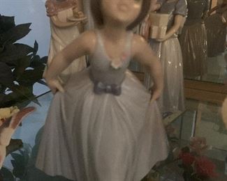 
LLADRO PORCELAIN FIGURINE MARKED DAISA 1995 SPAIN #6274 YOUNG GIRL TAKING A BOW