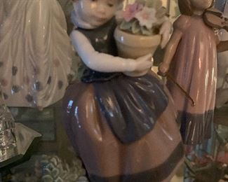 MINT COND LLADRO SPRING IS HERE GIRL W/ FLOWERS 