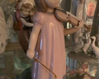 NAO BY LLADRO - GIRL WITH VIOLIN - 02001034 -