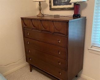 BROYHILL CHEST