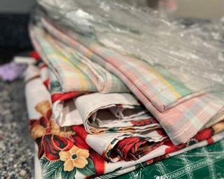 Lots of vintage & new Tablecloths & linens