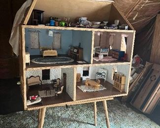 Dollhouse with pieces
