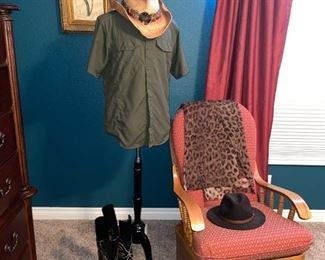 Toby Keith Western Straw Hat with Metal Emblem, JAGD und Sport Exclusive Crushable Wool Fedora Hat, Nocona Cowboy Boots NB2023, Etc!
