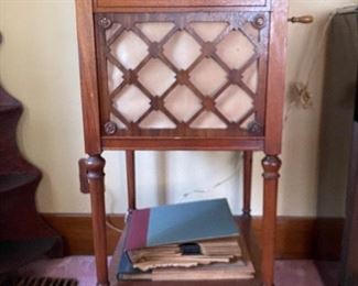 Thomas Edison Phonograph + 15 Disc Set