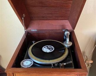 Thomas Edison Phonograph + 15 Disc Set