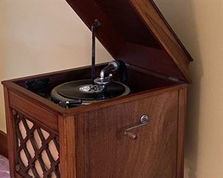 Thomas Edison Phonograph + 15 Disc Set