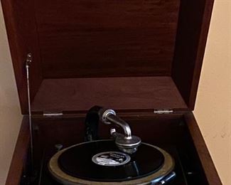 Thomas Edison Phonograph + 15 Disc Set