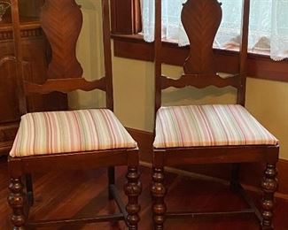 4 Piece Spindle Dining Room Chair Set