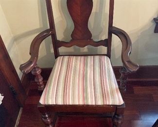 4 Piece Spindle Dining Room Chair Set