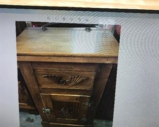 Antique ice box, unusual small size, all original zinc lining, excellent condition!