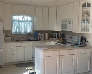 Clean white kitchen in great condition