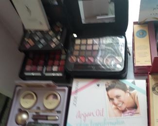 Cosmetics  in the  gift box, like new not used