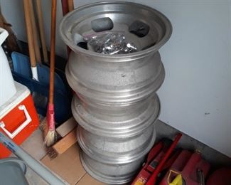 15 x 7 aluminum  rims  with lugs 
Mercedes Benz 