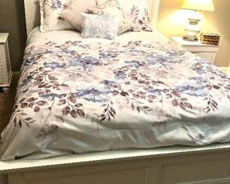 White wood bed/queen mattress