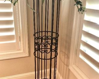 Metal pedestal/plant stand