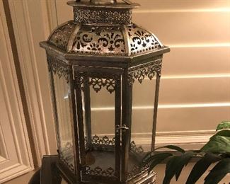 Assorted home accessories