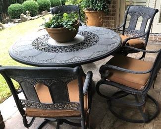 Chair King patio table / 4 swivel chairs