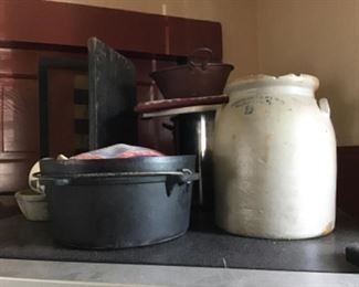 Cast iron Dutch Oven, Stoneware