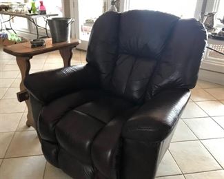 2 matching leather recliners 