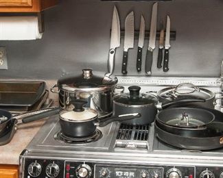 Kitchen items in almost unused 'bachelor' condition