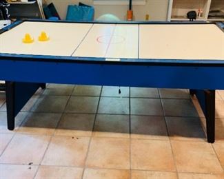 Air hockey table 