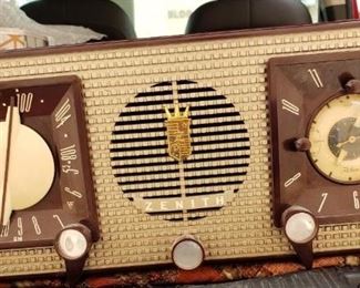 INV #316: Vintage Zenith AM/FM radio clock Model J733
