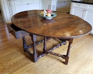 English late 17th/early 18th century single drawer gateleg table (extended 62" x 48.5" x 28" dropped 22" x 48.5")Note: this item is available, being held offsite and can be seen by appointment.
