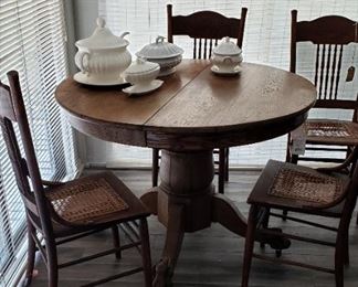 Oak round Lion's Paw table; 4 rabbit ear can bottom chairs (2 chairs need TLC)