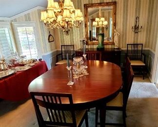Vintage Sheraton style mahogany Dining table with 6 chairs, FIVE leaves, and table pads. In excellent condition 