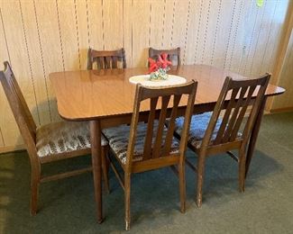 MCM formica dining table with 6 chairs; 1 leaf