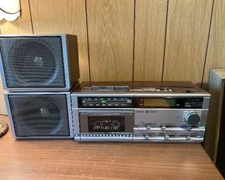 Vintage GE AM/FM Stereo with speakers (works great)!
