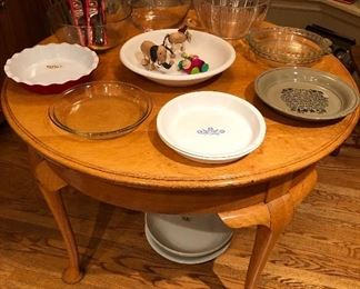 42” round oak table with curved legs, Corning Ware & Pyrex pie pans, glass serving bowls