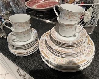 Coronet "Signature Collection" porcelain China set (25pc)