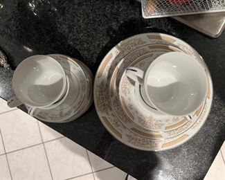 Coronet "Signature Collection" porcelain China set (25pc)