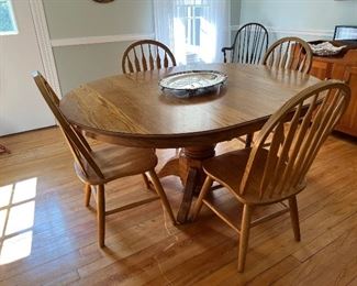 Farmhouse Round to Oval pedestal table with 4 chairs