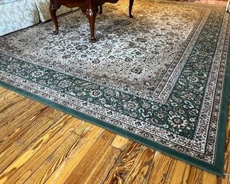 Machine made Emerald green floral patterned wool rug 94"W x 121"L