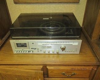 Sharp Turntable with 2 speakers