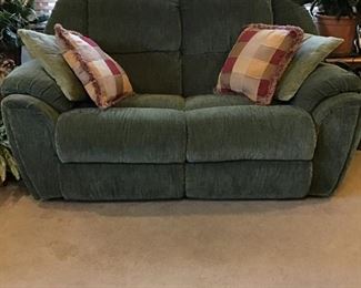  lounger and foot rest comes up